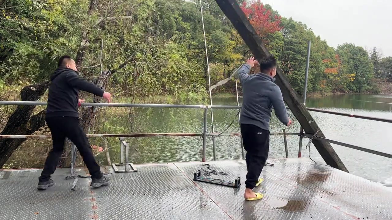 他以为他会扶着，他以为他不会走过去