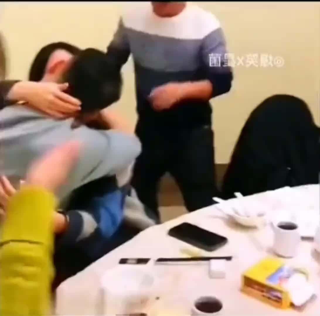 你偷拍他们亲热的瞬间，不知道会不会毁掉两个家庭啊