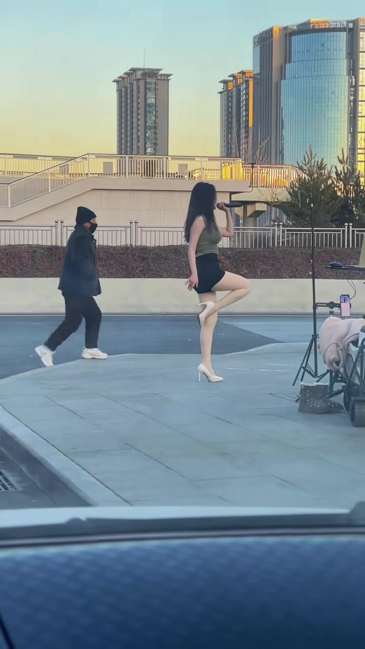 大冬天的！小姐姐穿那么少在街头直播啊