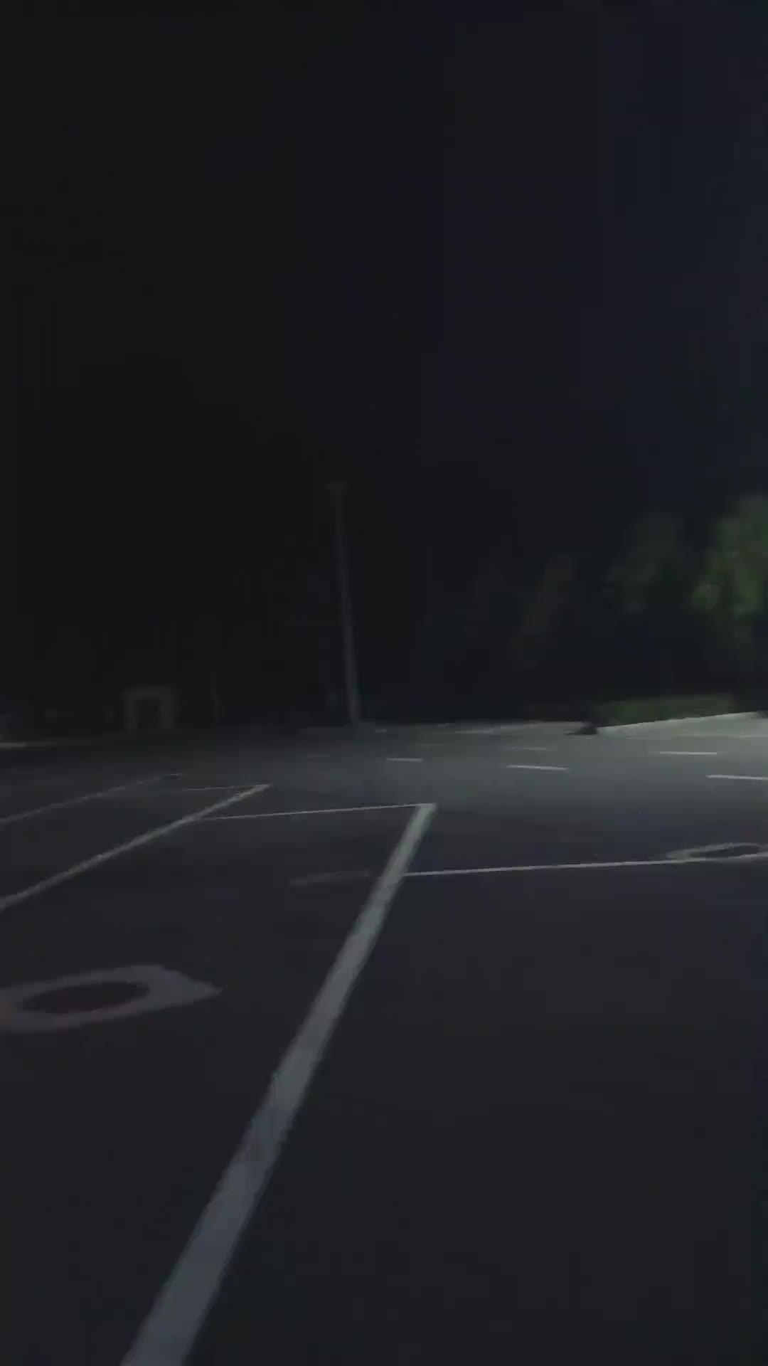 这大哥一来停车场的车都跑光了