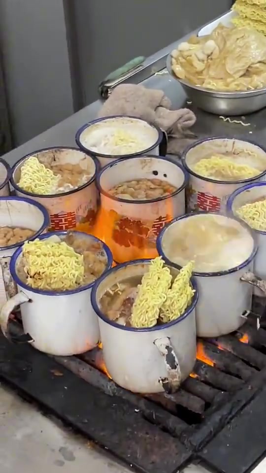 河南信阳特色茶缸面，11元一大缸，酥肉鱼丸超诱人