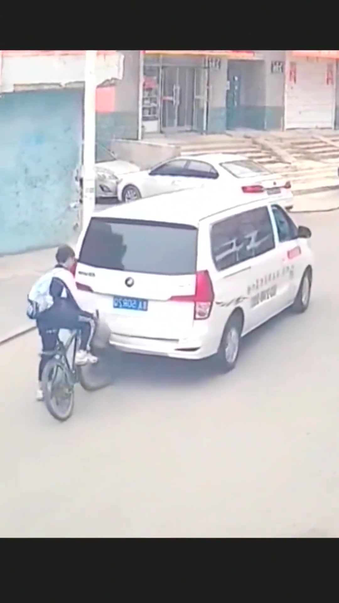 好淡定的小伙子拖着车走，那模样让人忍俊不禁