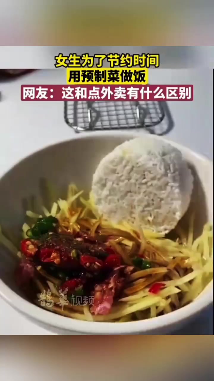 女生为了节约时间，用预制菜做饭