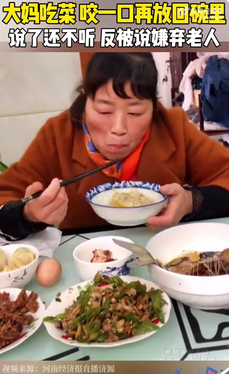大妈吃菜咬一口再放回碗里遭指责