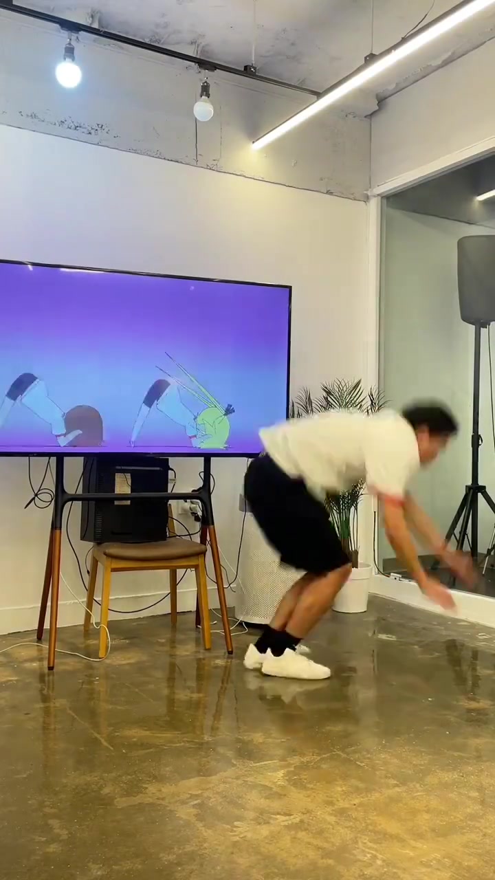 不想去健身房的同学可参考这哥们反复跳消耗不小的思路