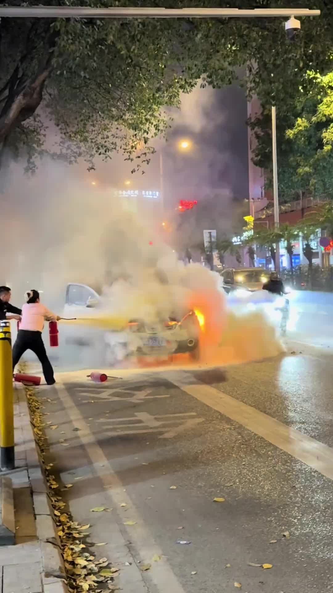 这么多灭火器都喷不灭火啊！