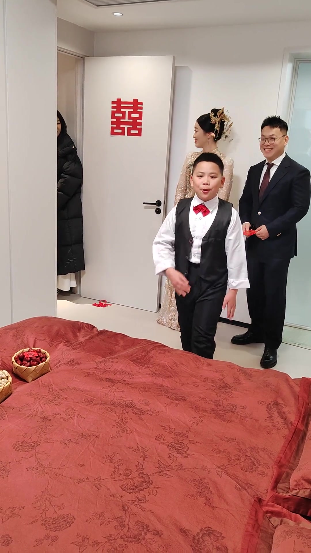请欣赏诗朗诵：滚床