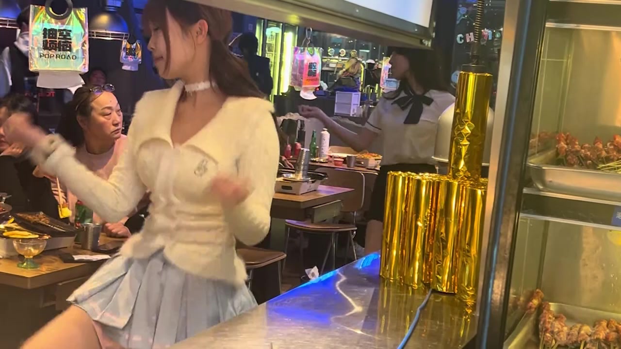 小姐姐跳舞大叔是一眼都不敢看！大妈是上下打量