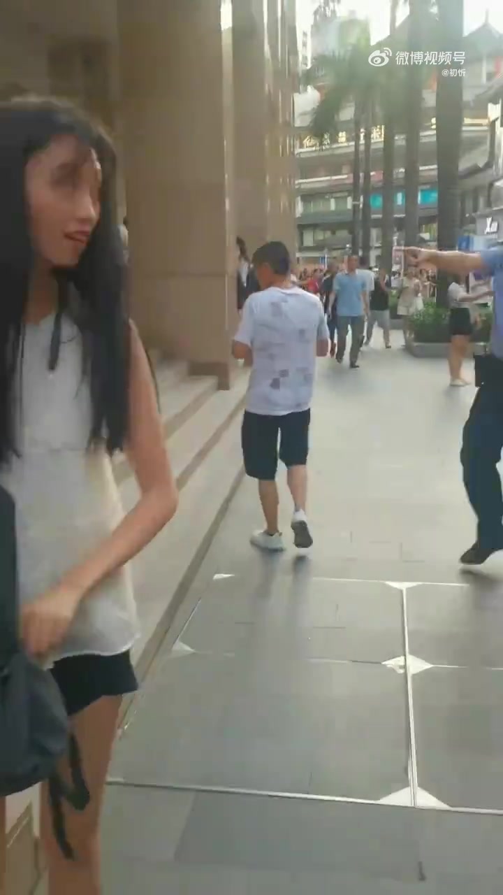 男子街头穿裙配黑丝直播遭警察呵斥