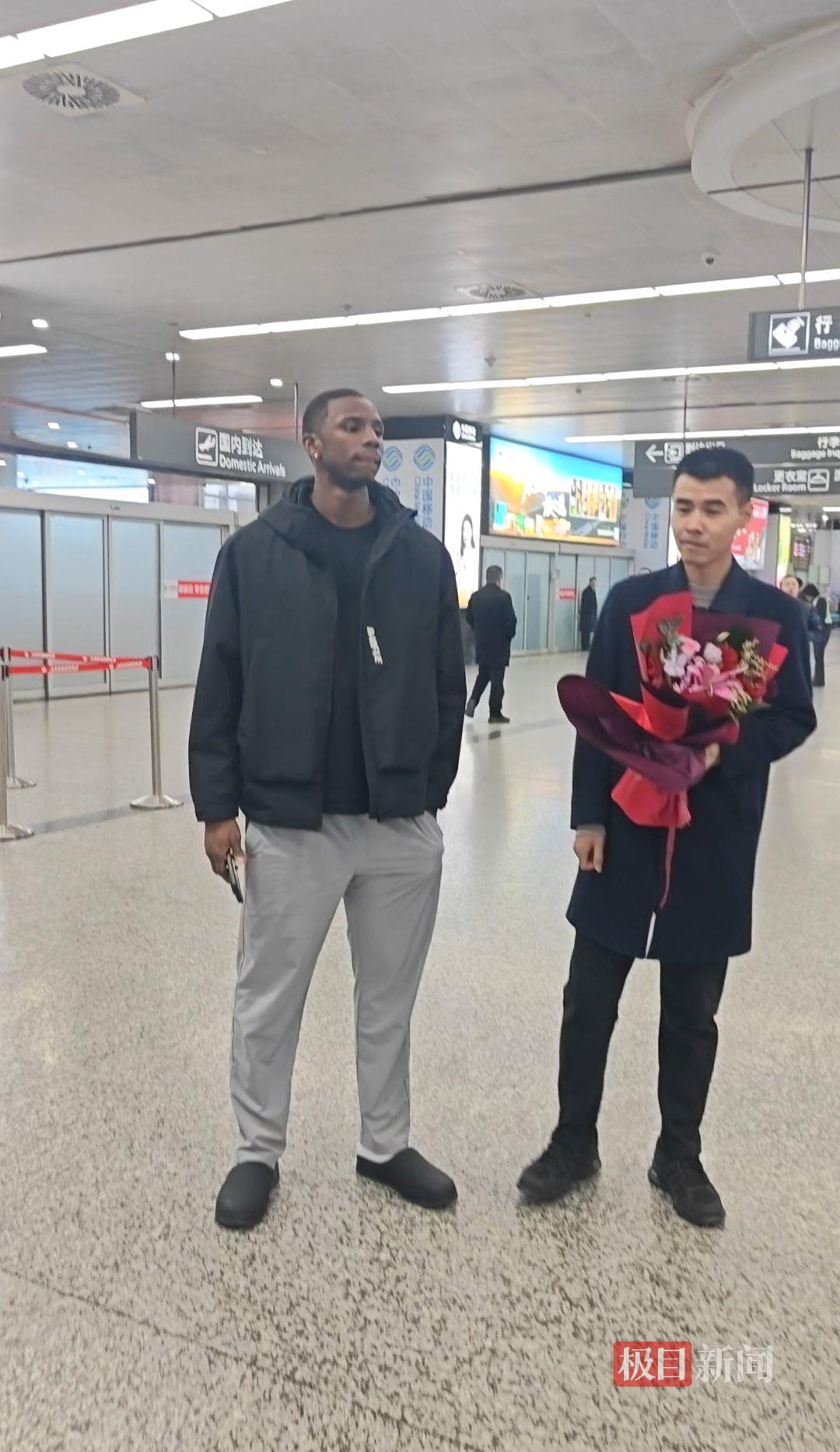 前NBA“扣篮王”迪亚洛飞抵太原,大量球迷热情接机齐喊“山西,闹他”,还有阿姨粉举照片欢迎他回归