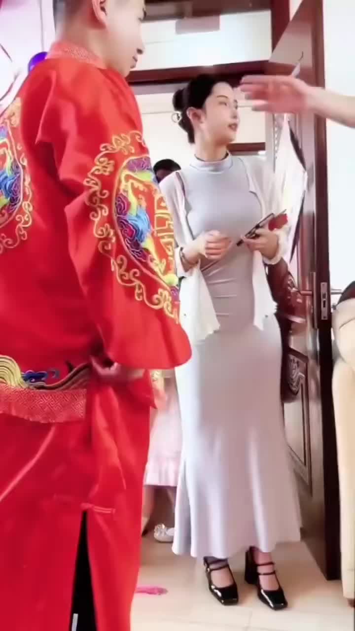 干嘛呢！就算伴娘身材好，也不能直接上手啊