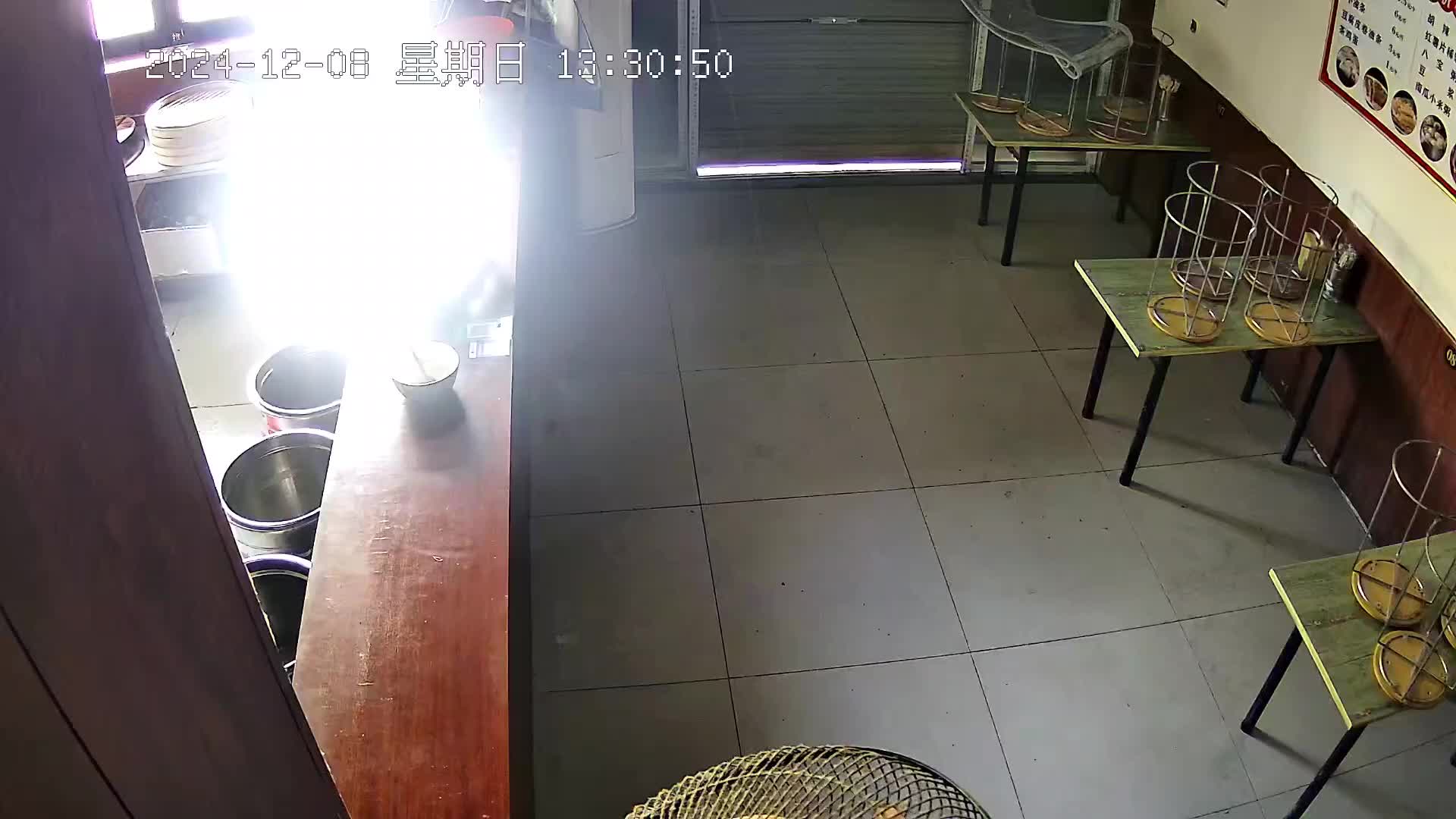 还好店里没人啊！