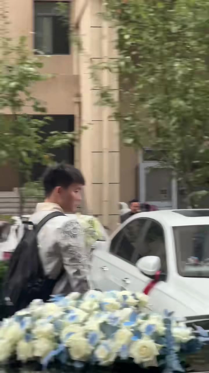 谁家好人结婚还背个双肩包啊