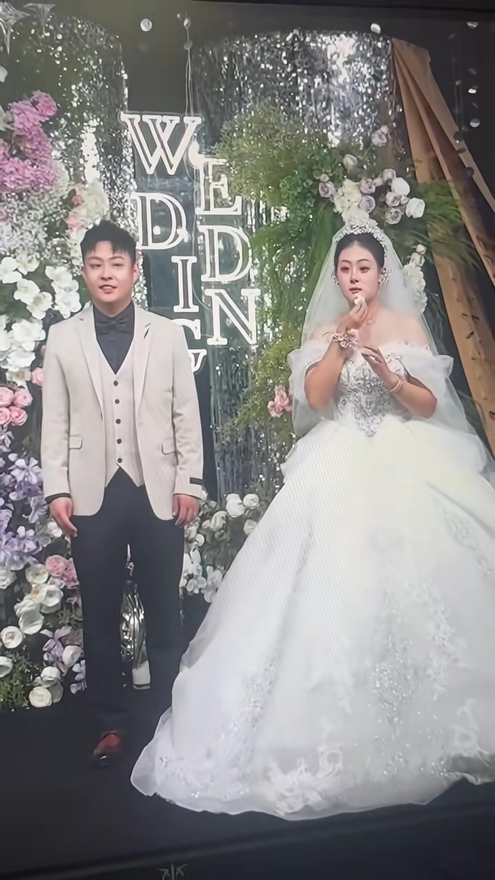 真顺手啊！新娘的垃圾就直接丢到新郎口袋里