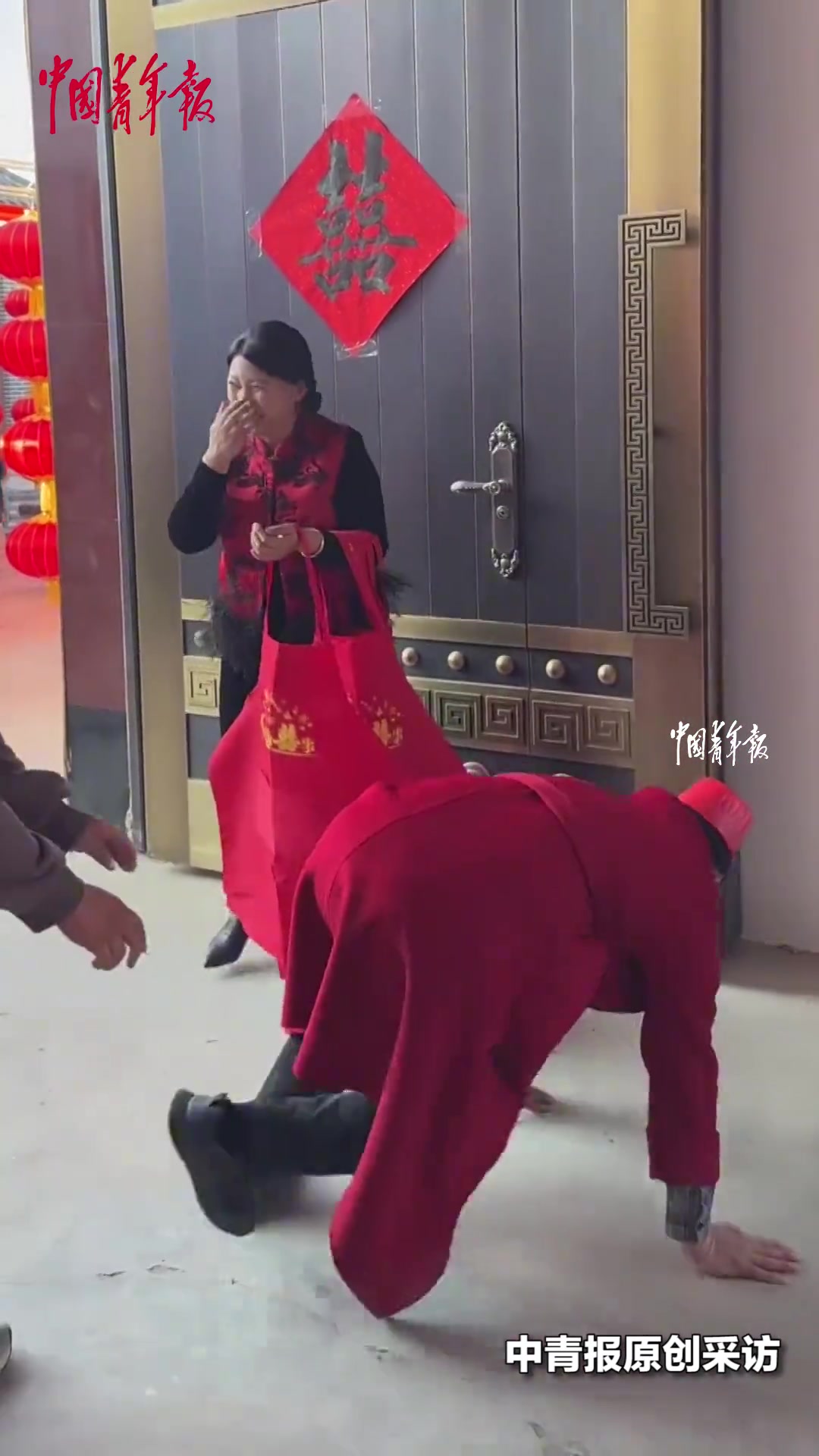 喜公公在门口给亲朋行“蹦跶礼”一个动作逗笑全场