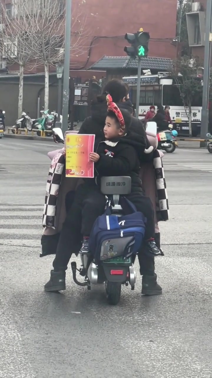 真想把他的奖状抢过来！让他不能好好过年！