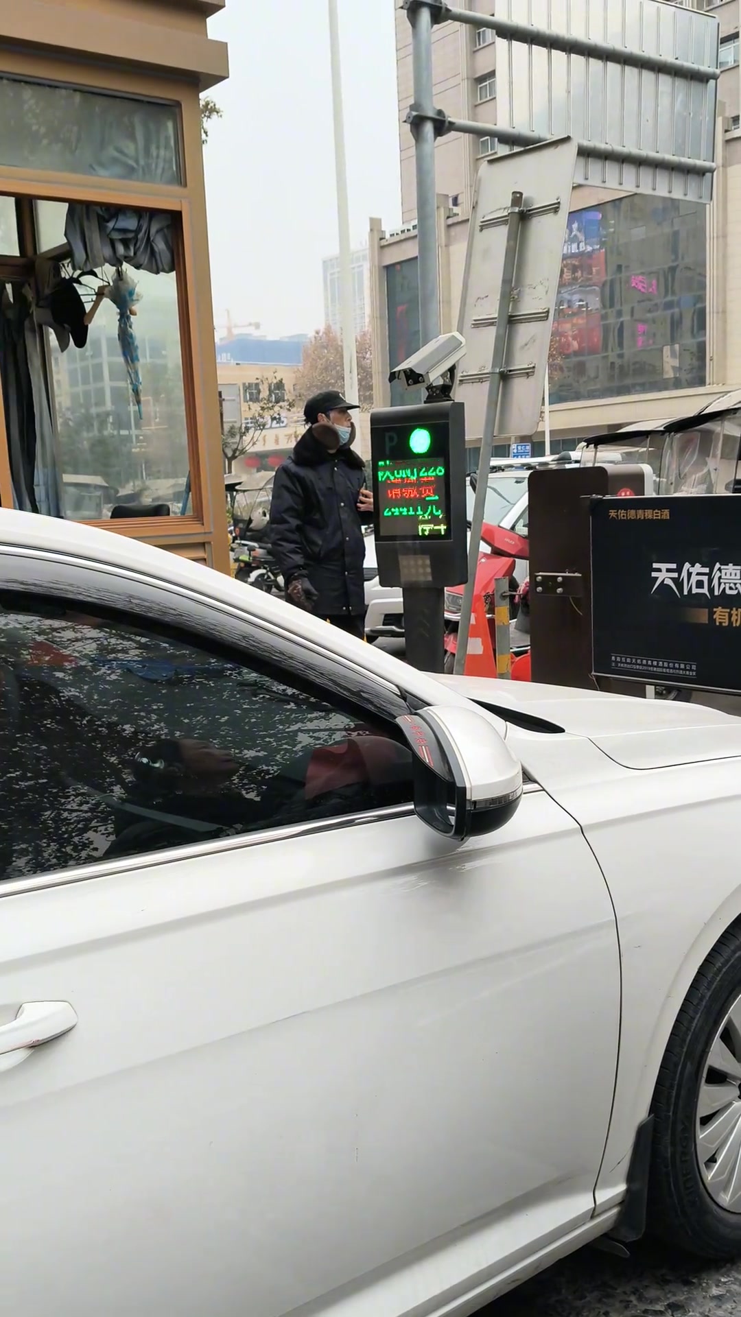 就买件衣服停车费需要交两万多！男子拒付，保安还不让走！