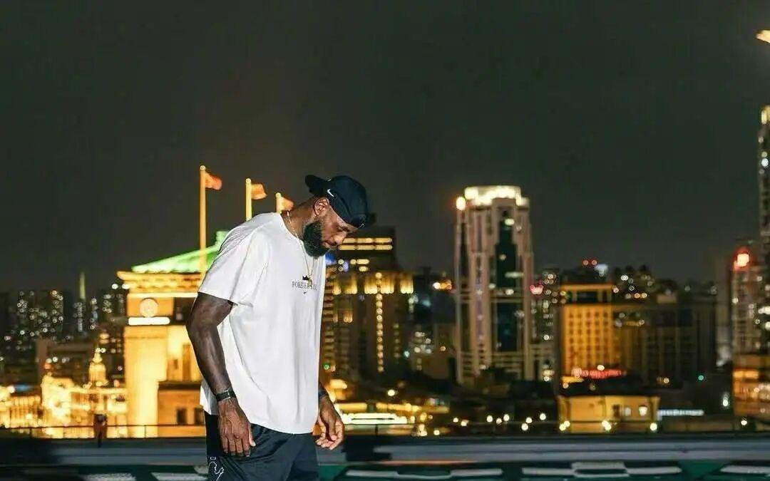 里三层外三层！NBA传奇巨星勒布朗詹姆斯昨现身上海外滩