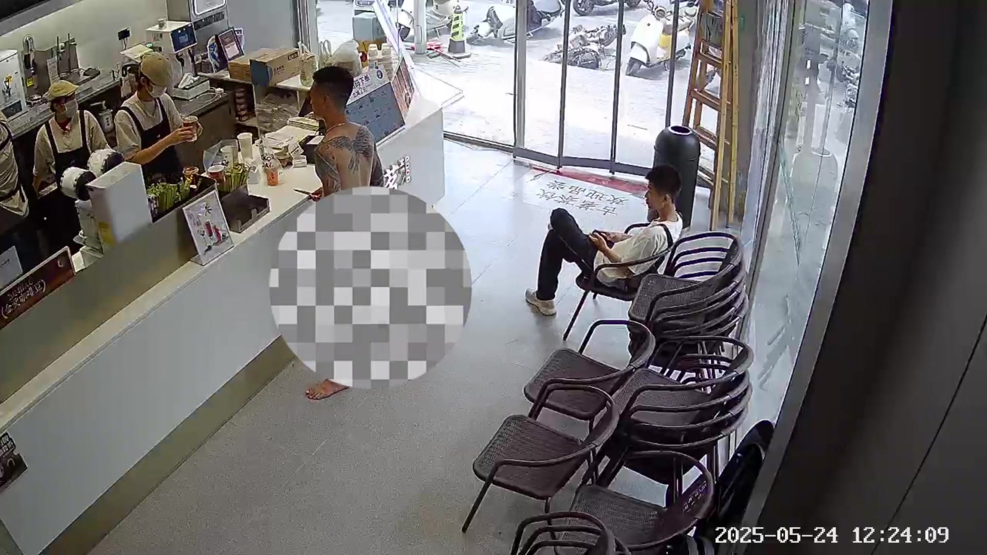 男子全裸进奶茶店，幸好他只是买奶茶！！