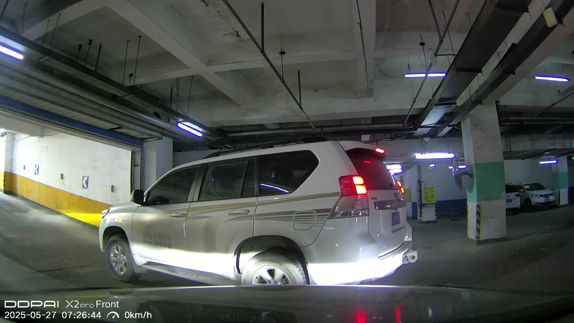 小车地库出口溜车，感谢前车扛下了所有！