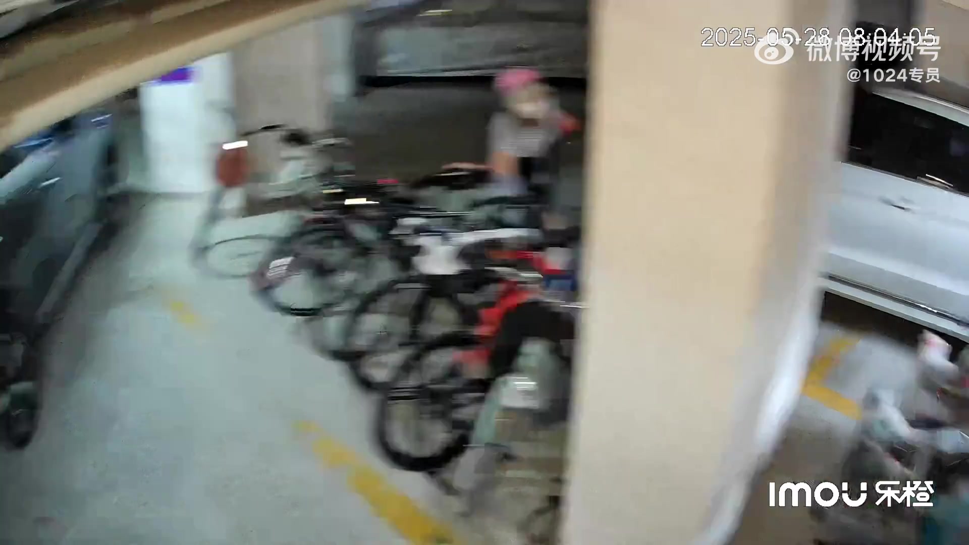 女子把电瓶车停在别人车位被挪走，报复性的推倒几辆自行车