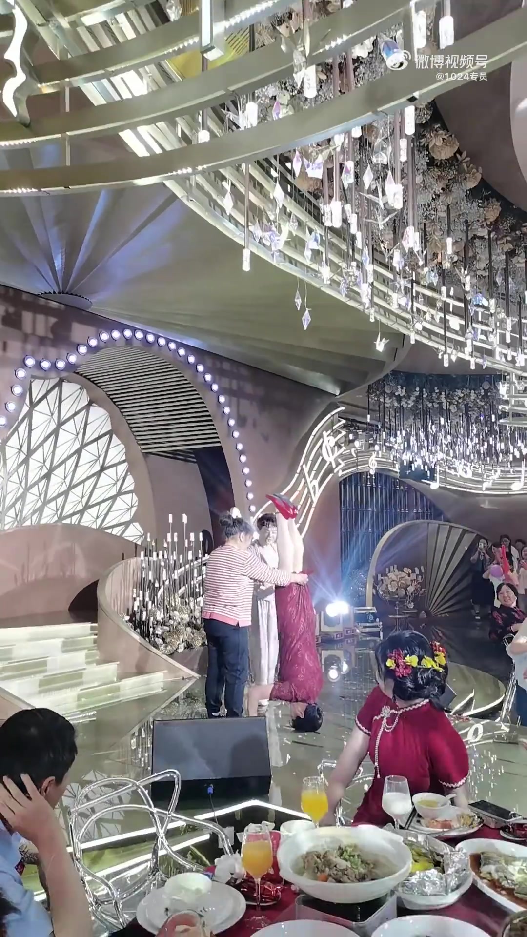 儿子婚礼现场，妈妈开心表演节目送祝福！