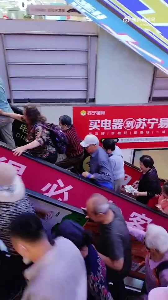 老头老太太们为抢点鸡蛋，反向电梯也往上冲