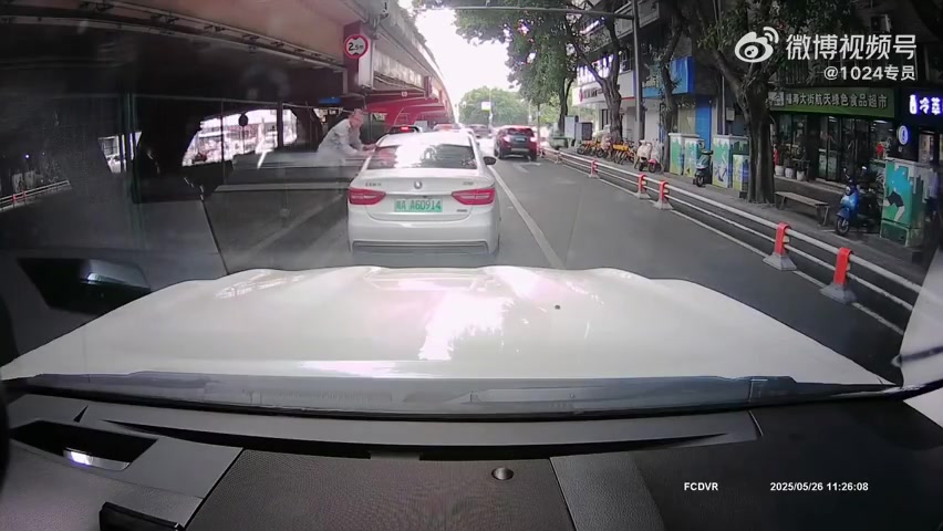 男子突然爬上车顶，他在干什么