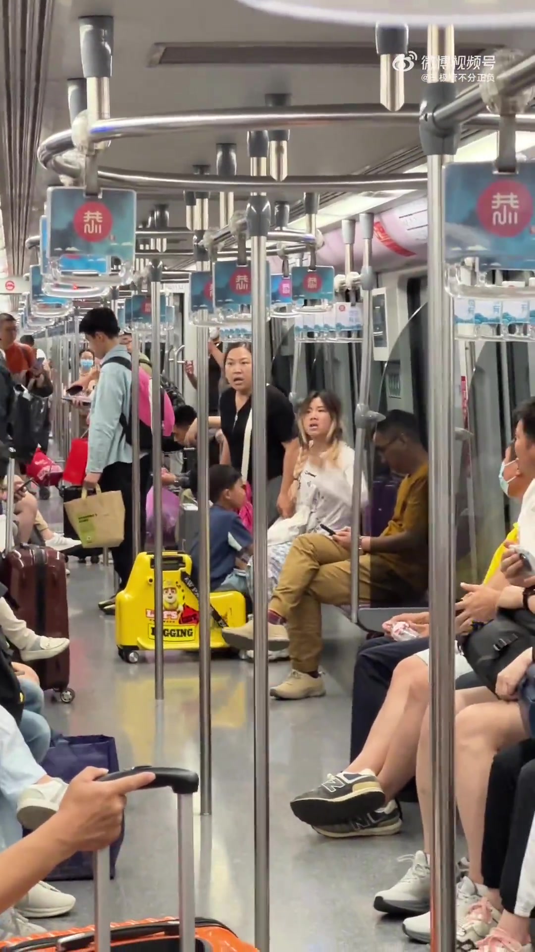 孩子冲撞了男的，男的说了几句孩子，两个女的开始疯狂输出！！