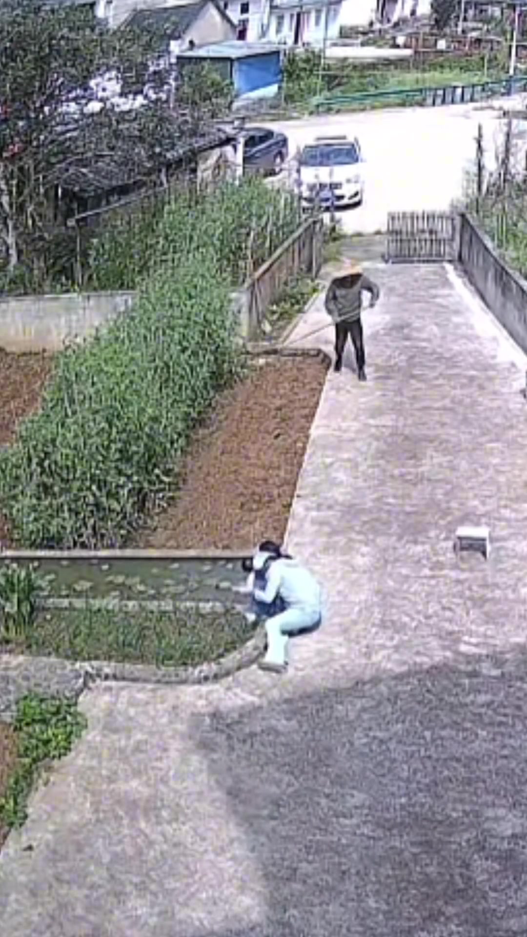 那么大个人拉个小孩那么费劲吗