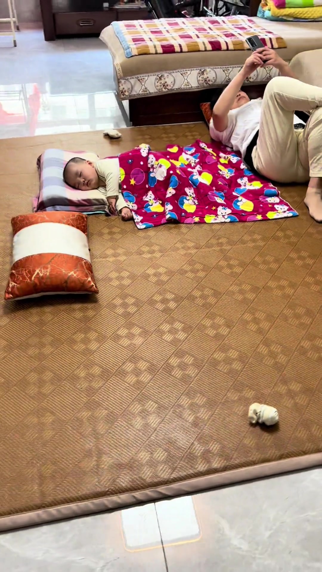 九个月会爬的宝宝，不掉地的秘诀，直接把床铺地上