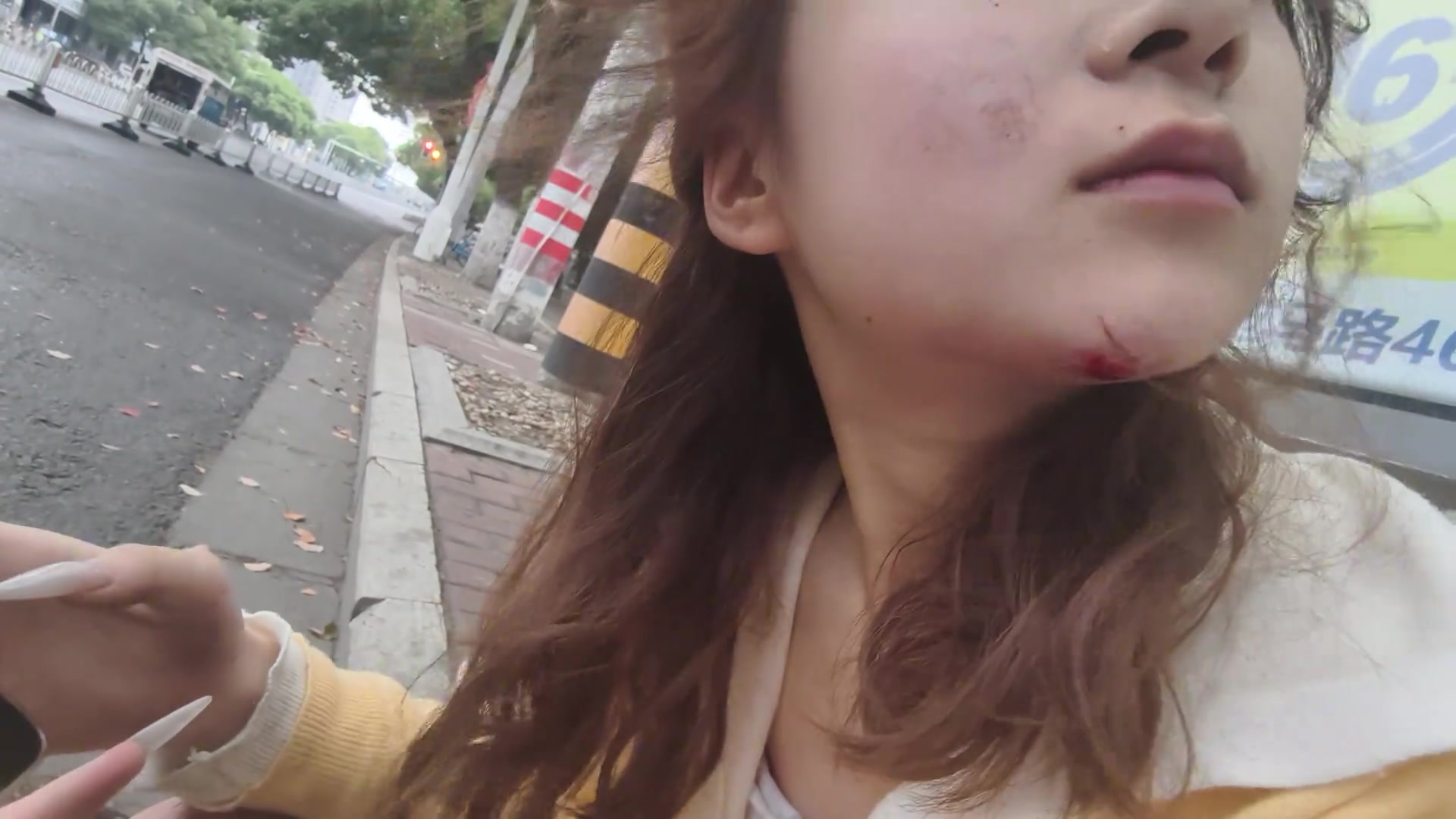 女生这是用脸刹车了啊！