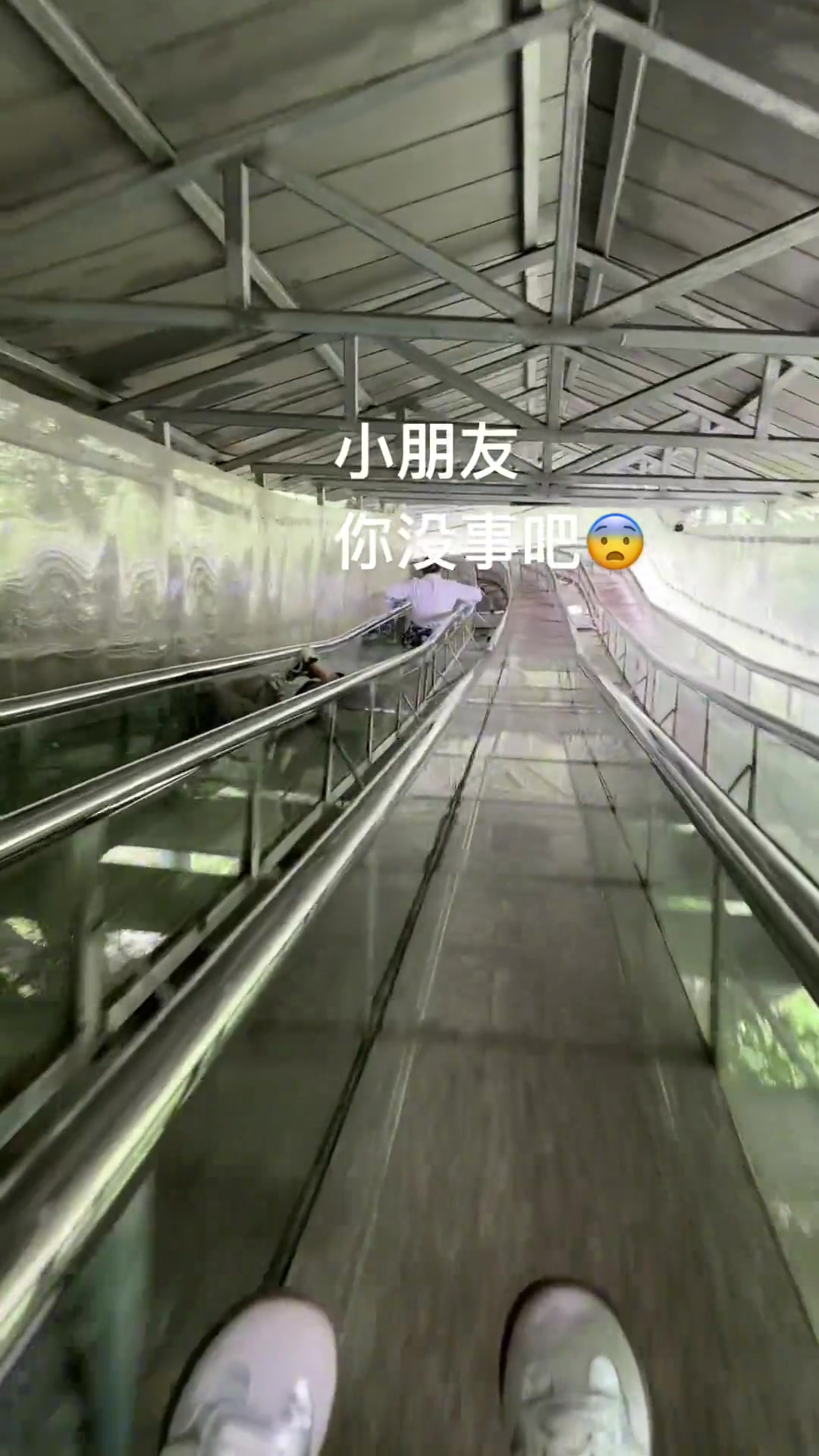 小朋友，你没事吧！喜欢头朝下滑滑梯吗