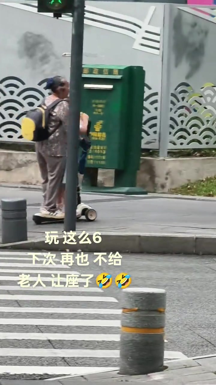 奶奶就这样滑着板车带孩子回家不得不说很6