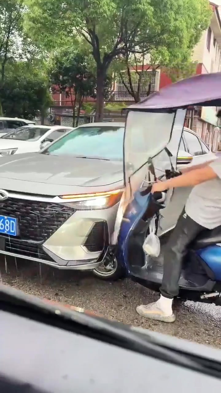 这车是怎么开进去的