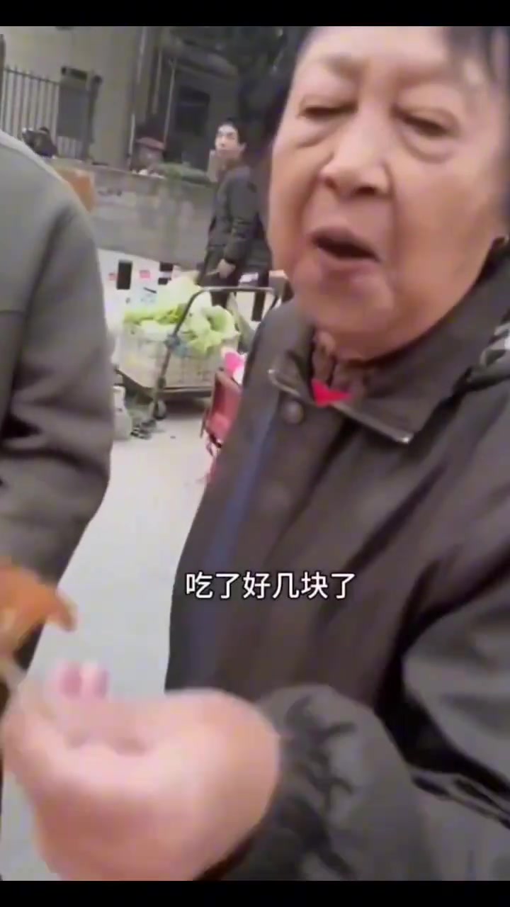这大妈蹭吃的这么熟练吗