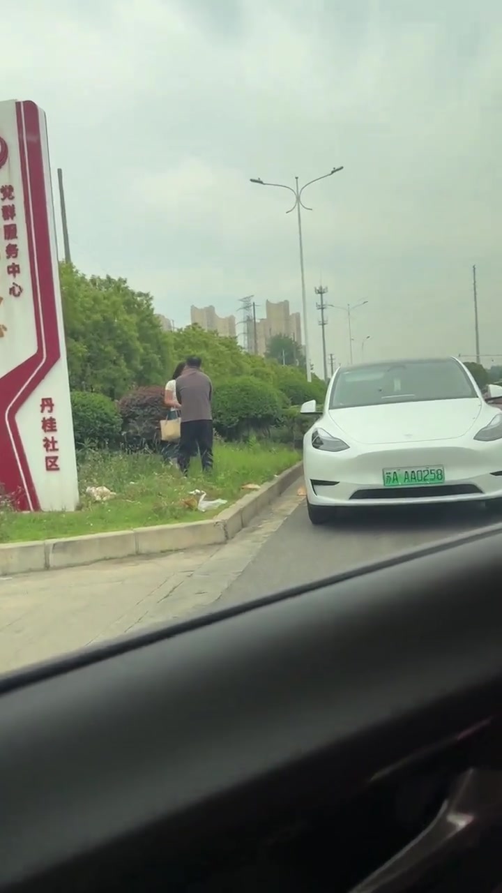 什么情况啊男子是在抢女子手机吗！