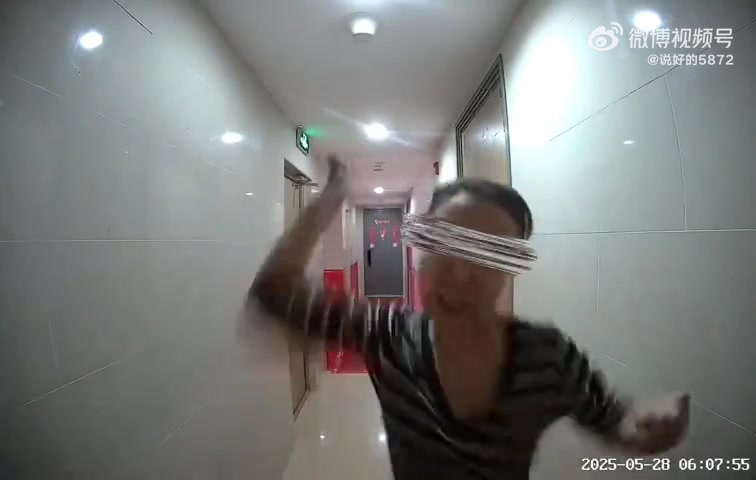神经病邻居两次持刀上门，疯狂踢踹和拿刀砍他家门