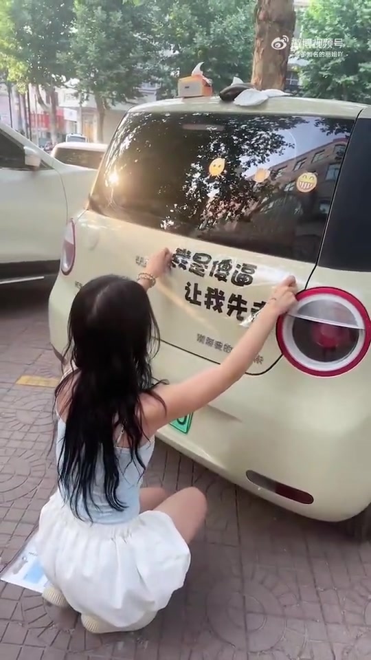 女生怎么会喜欢在车上贴这些东西啊！
