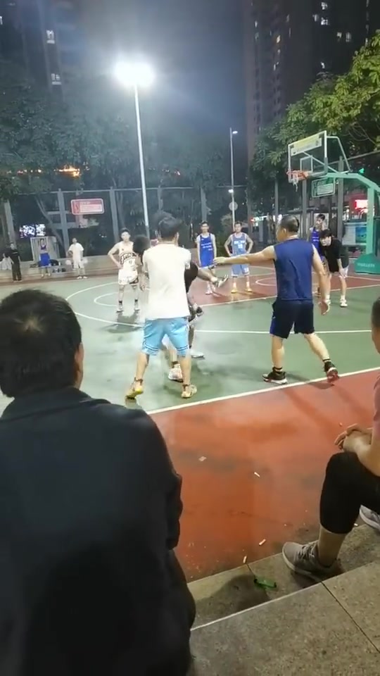 下手真狠啊！打个球不至于吧！！
