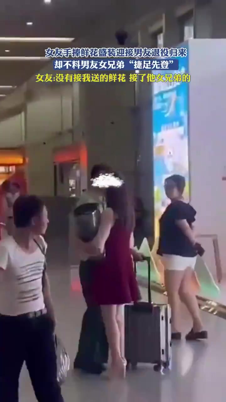 女友手捧鲜花盛装迎接男友退役归来