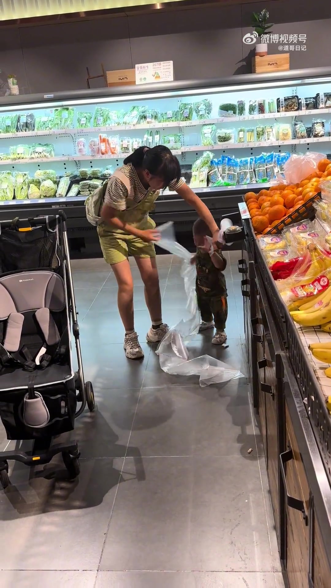网友：孩子亲生父亲笑嘻嘻拍视频，还多次网上发布