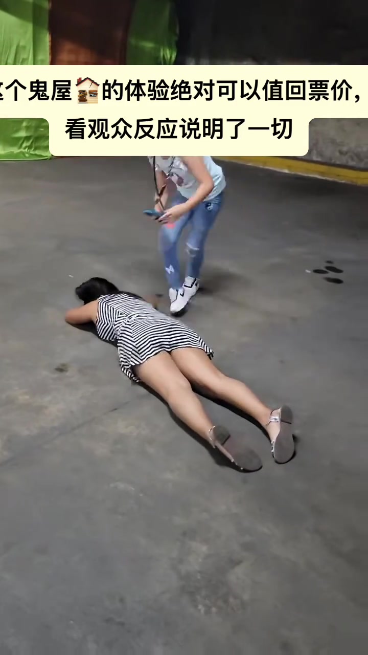 女生在鬼屋的出口处等闺蜜出来，这反应太真实了！！