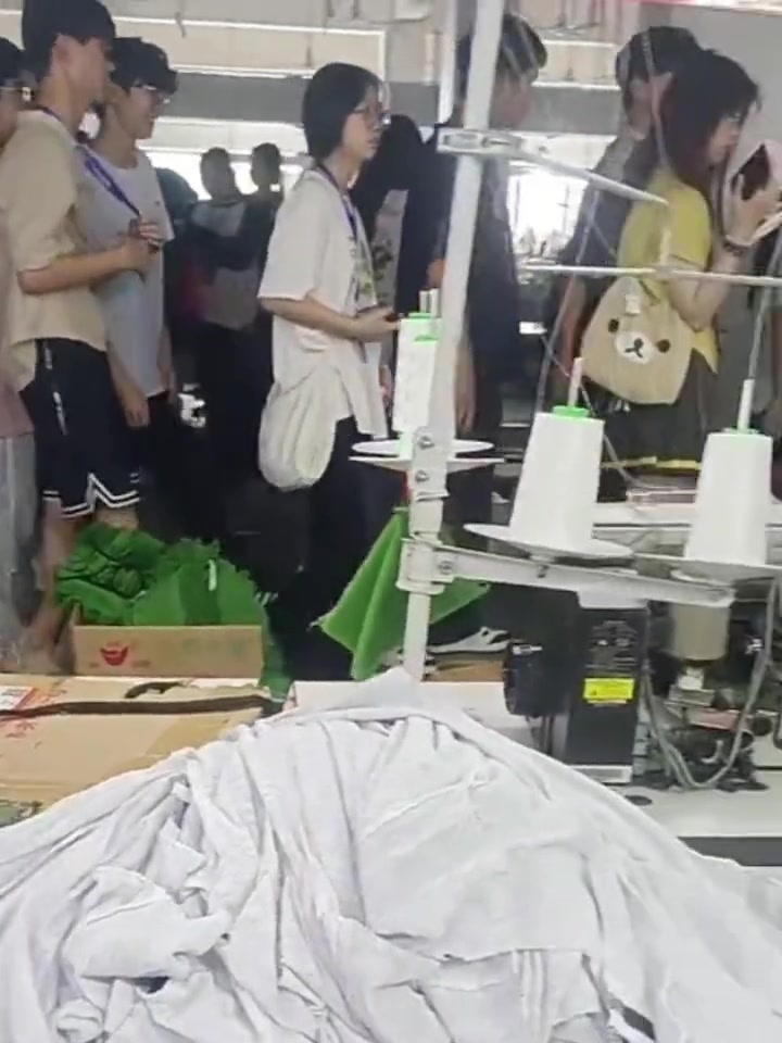 网友他们只是来打暑假工,而你是一辈子