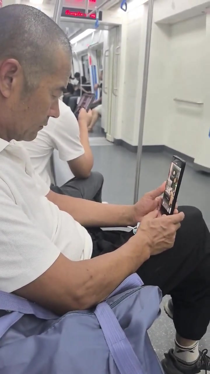 你俩都是“偷拍狂”
