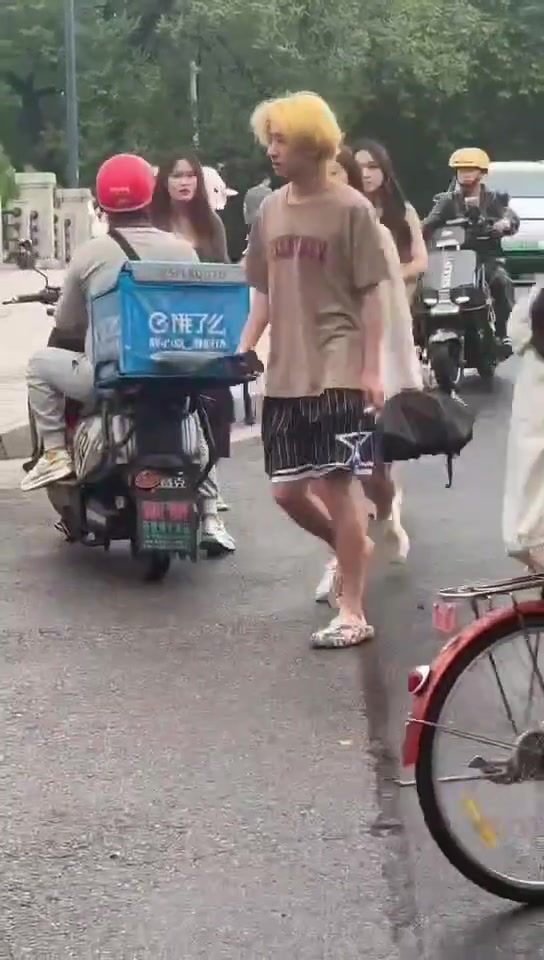 为啥年轻女生都喜欢黄毛！这都能谈三个！