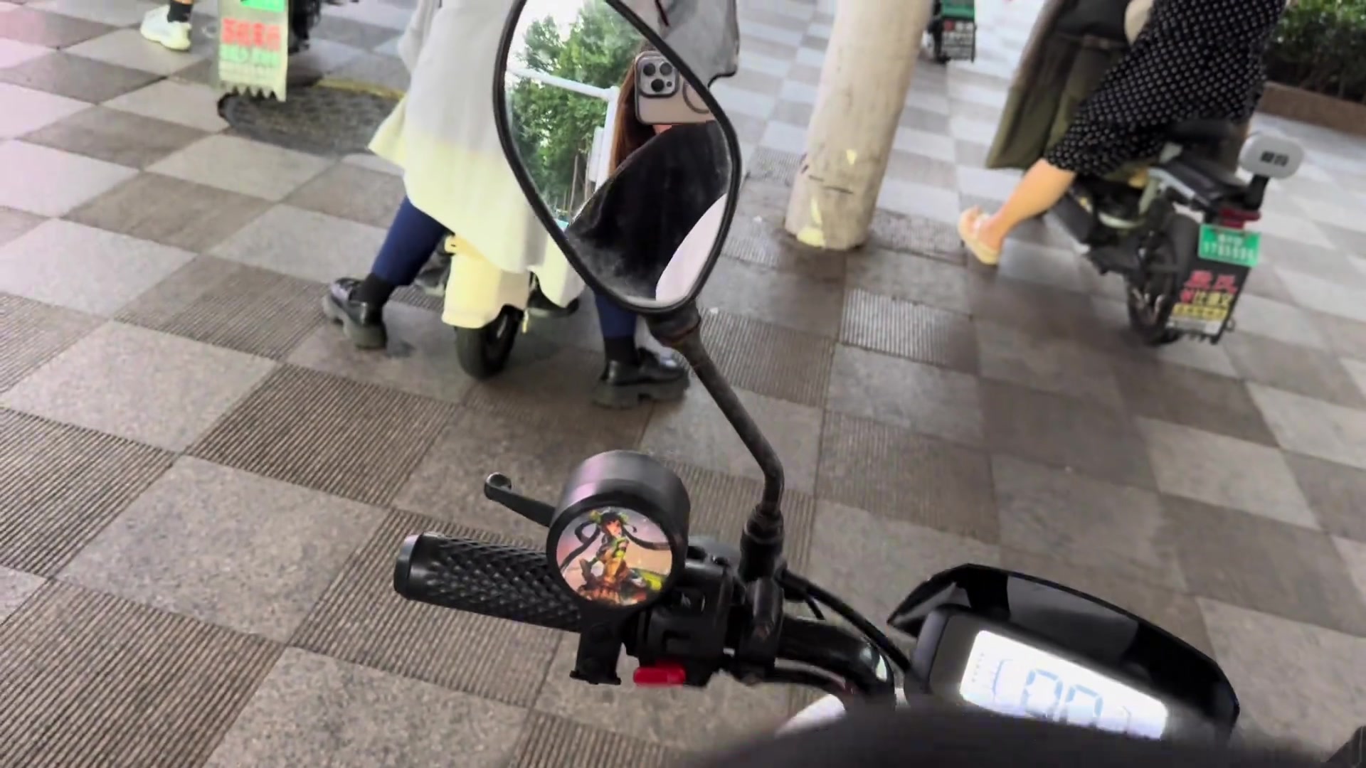 你应该跟他们一样往后看