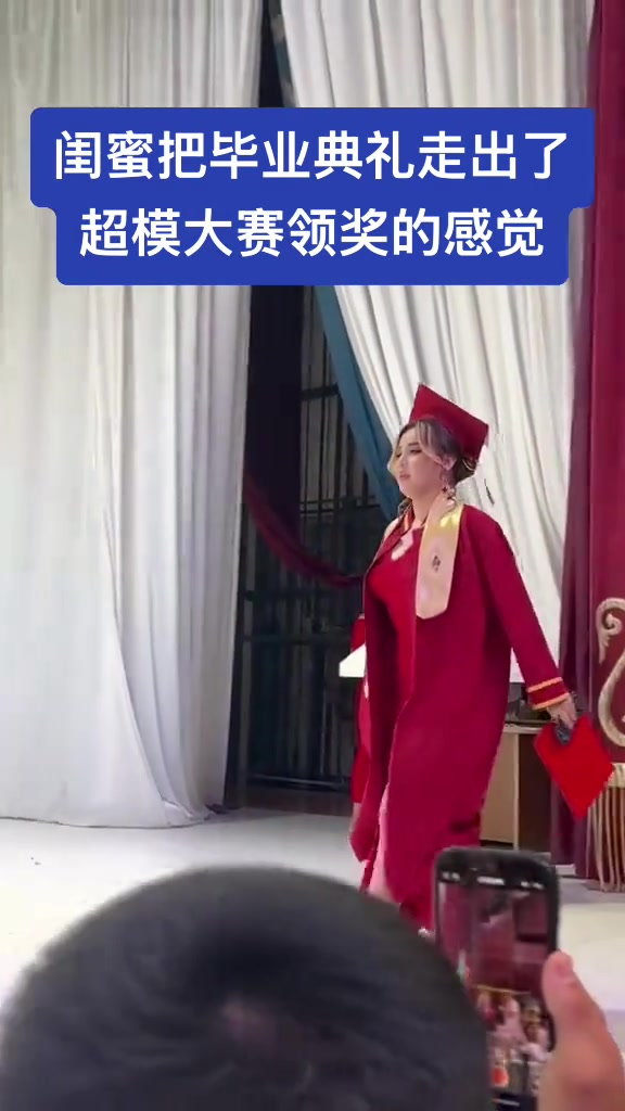 女生这个自信满脸的表情，不知道的以为超模比赛拿第一了！！