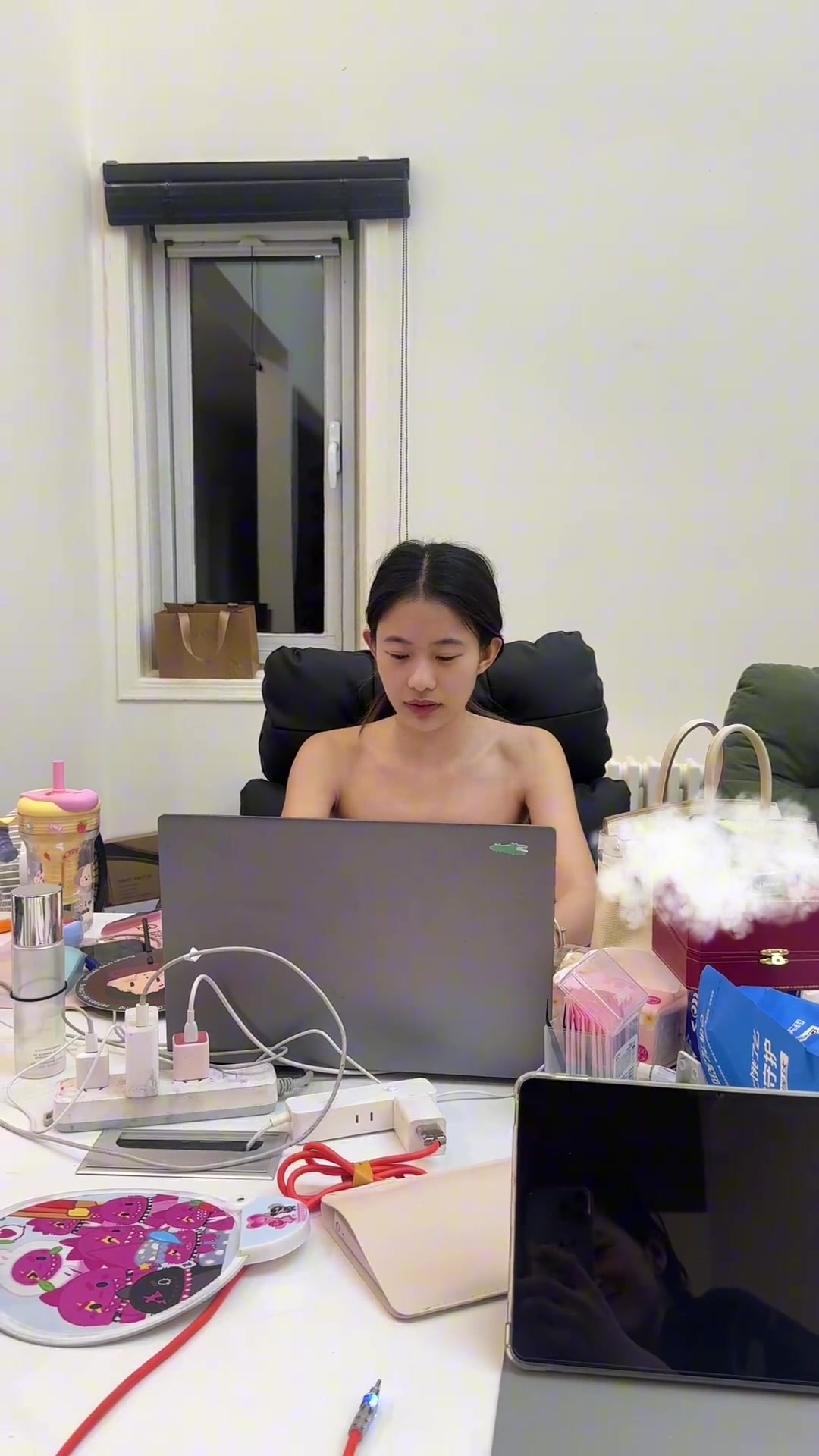 乍一看还真以为女生没穿衣服坐在那里呢！！！