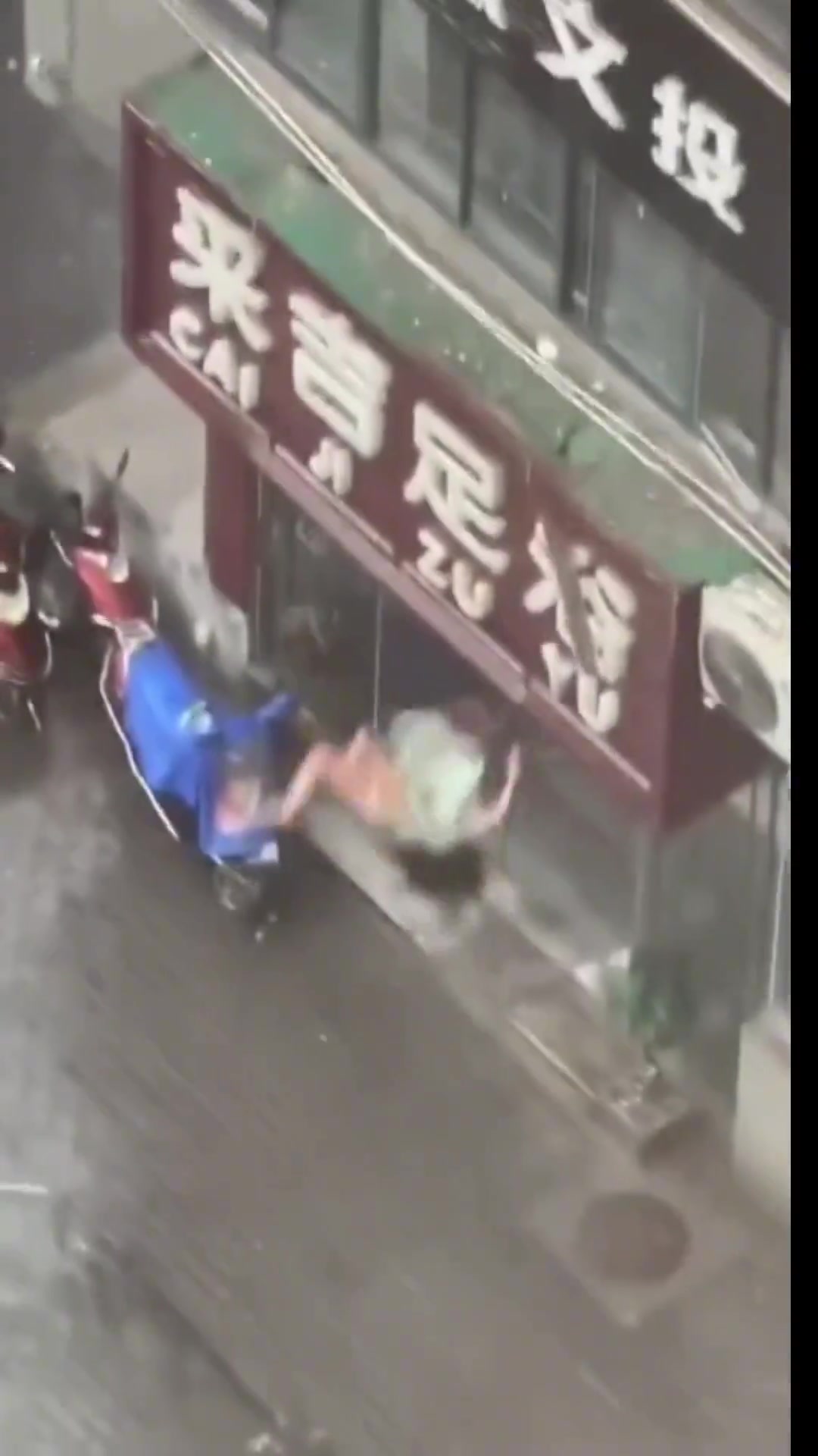 女子这么高摔下来，还不忘记拉一下裙子防走光